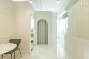 아치형 피팅룸과 유리파티션의 모던 필라테스